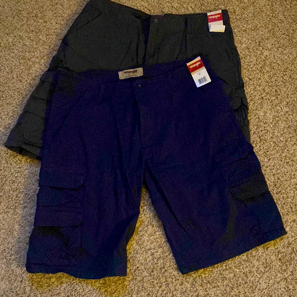 Mens Wrangler Shorts, never worn, tags still on. Navy and Olive. $20 each.